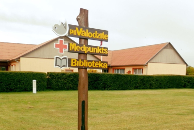 Ances bibliotēkas ēka un norādes