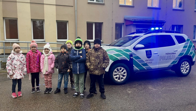 Zūru pamatskolas skolēni un policijas auto