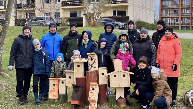Pasākuma apmeklētāji ar putnu būrīšiem