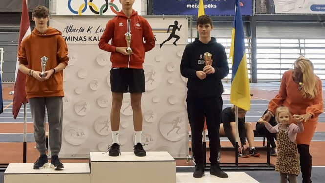 Sportisti ar kausiem