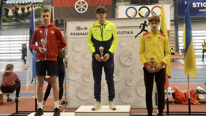 Sportisti ar kausiem