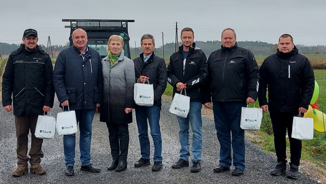Projektā iesaistīto kopbilde uz ceļa