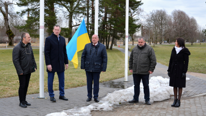 Cilvēki un Ukrainas karogs