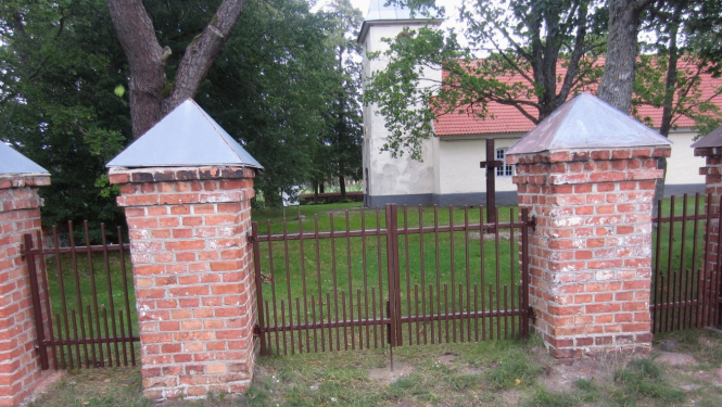 Vārti pie Jūrkalnes baznīcas
