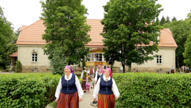 Ances muiža un cilvēki tautas tērpos