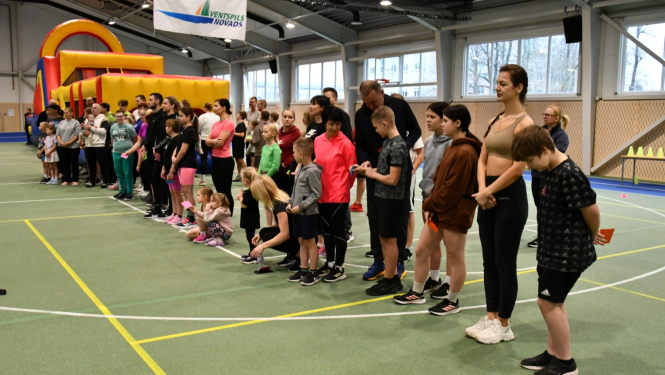 Ugālē savākušās ģimenes uz sporta dienu