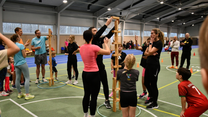 Ģimenes veido torni no stabiņiem