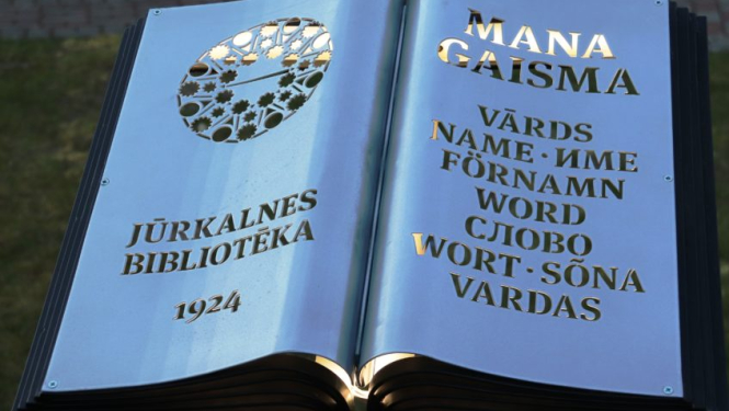 Jūrkalnē pie bibliotēkas uzstādīts vides objekts
