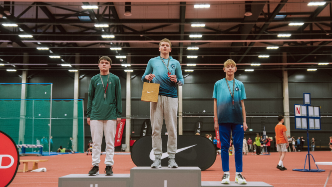 Jaunie sportisti uz pjedestāla 