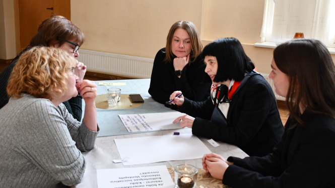 Domnīcas dalībnieki pilda uzdevumus