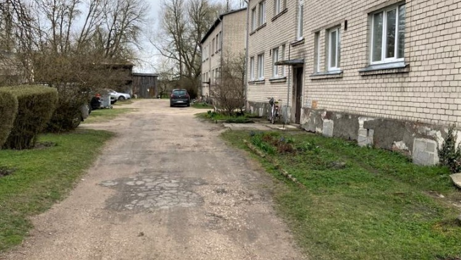 Daudzdzīvokļu māju teritorija Piltenē 