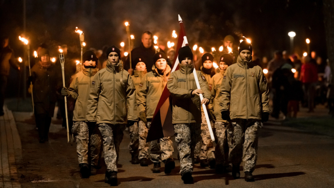 Zemessargi vada lāpu gājienu