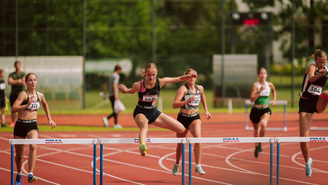 Sportisti lec pāri barjerām