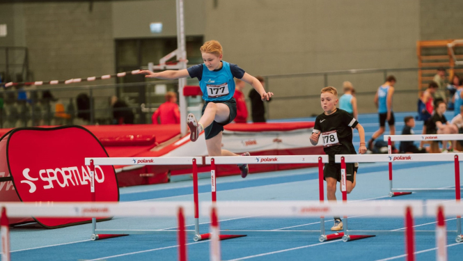 Sportisti lec pāri barjerām