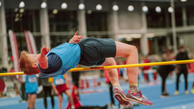 Sportists lec pāri barjerai