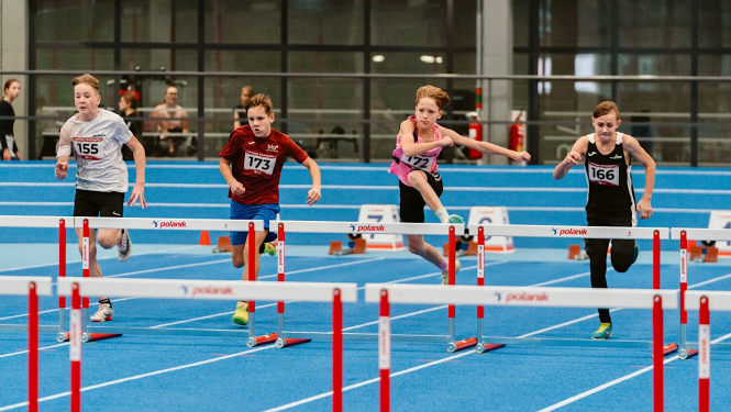 Sportisti lec pāri barjerām