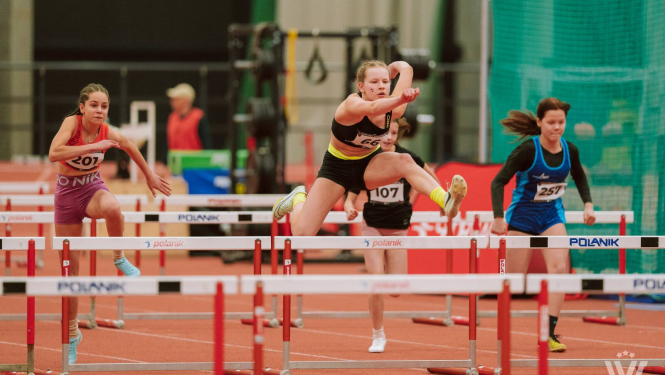Sportisti lec pāri barjerām