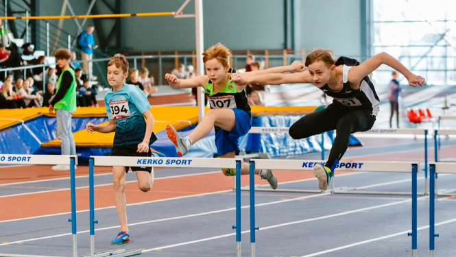 Sportisti lec pāri barjerām