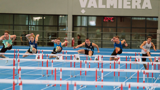 Sportisti lec pāri barjerām