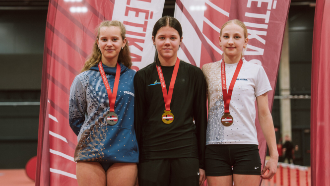 Jaunie sportisti uz pjedestāla 