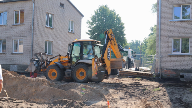 Piltenē labiekārto daudzdzīvokļu māju teritoriju