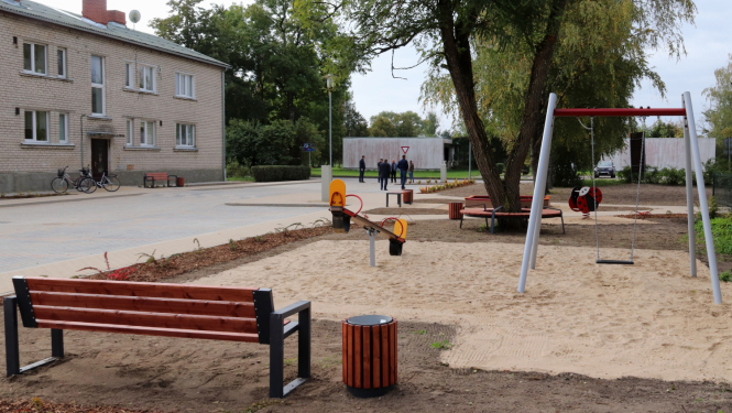 Piltenē labiekārtota daudzdzīvokļu māju teritorija