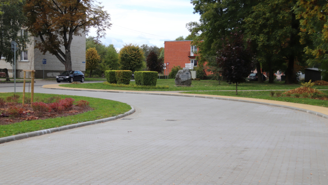 Piltenē rekonstruēta autobusa stāvvieta