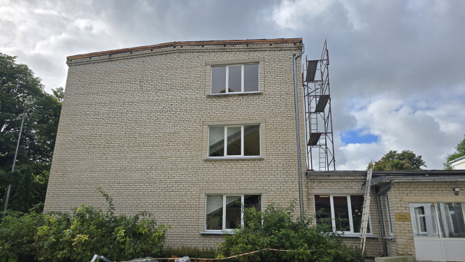 Piltenes pamatskolā mūrē ventilācijas skursteņu galus