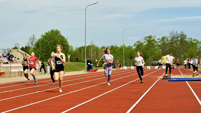 Sacensību dalībnieki skrien