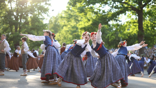 Dejo tautas deju kolektīvs