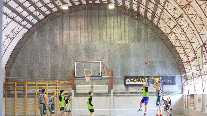 Spēlē basketbolu