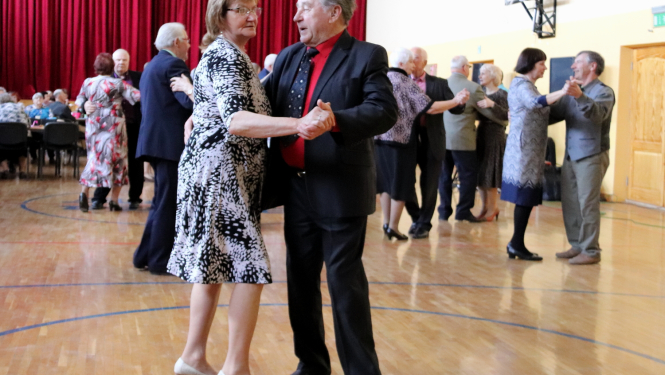 Dejo seniori zālē