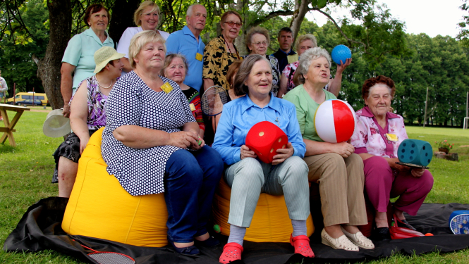 Seniori sēž skatītājos