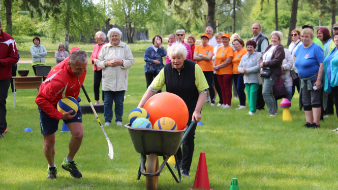 Seniori piedalās aktivitātēs