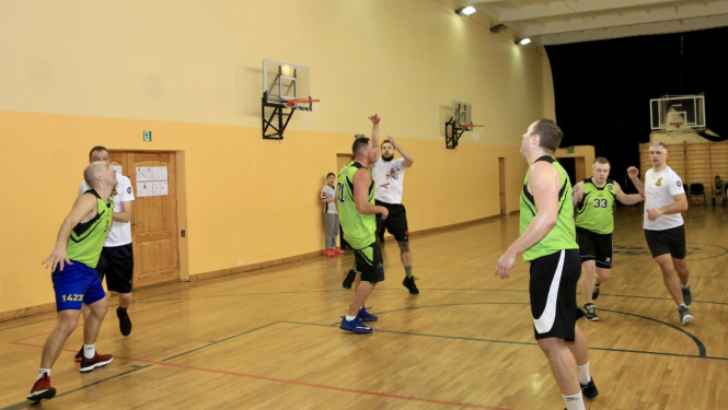 Spēlē basketbolu
