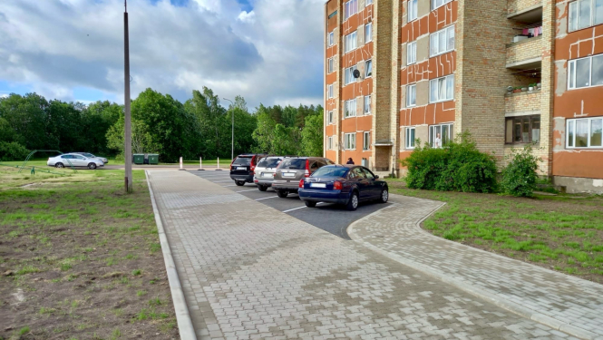 Bruģis pie daudzdzīvokļu mājas