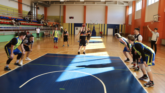 Spēlē basketbolu