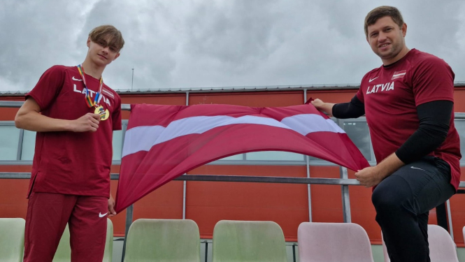 Elans ar treneri tur Latvijas karogu
