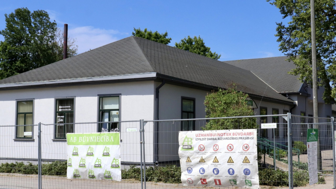 Uzsākti teritorijas labiekārtošanas darbi pie ēkas “Mežrūpnieki”