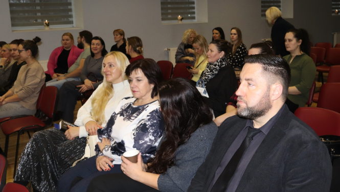 Vecāki ieradušies uz konferenci