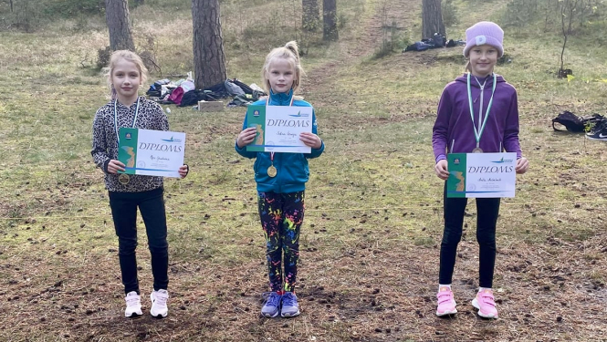 Sportisti ar diplomiem un medaļām