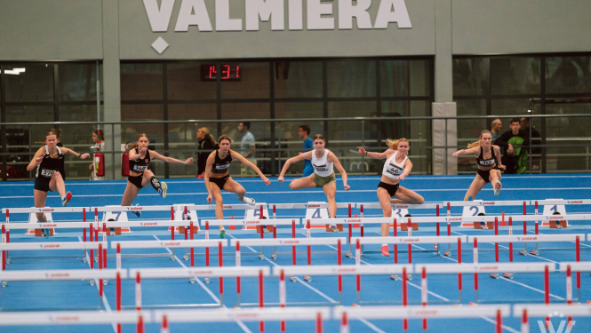 Sportisti lec pāri barjerām