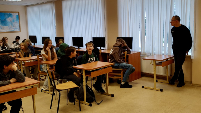Ventspils novada pašvaldības policija Užavas pamatskolā vada izglītojošās lekcijas
