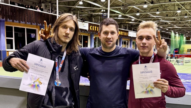 Sportisti ar diplomiem un treneri