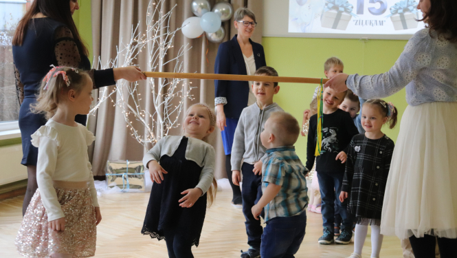 Bērni piedalījās jautrās aktivitātēs