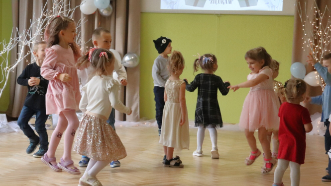 Bērni piedalījās jautrās aktivitātēs