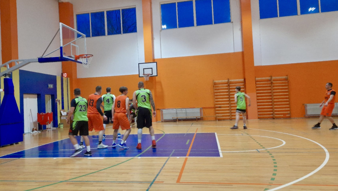 Spēlē basketbolu