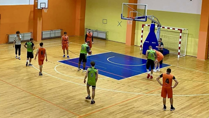 Spēlē basketbolu