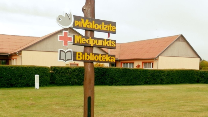 Ances bibliotēkas ēka un norādes