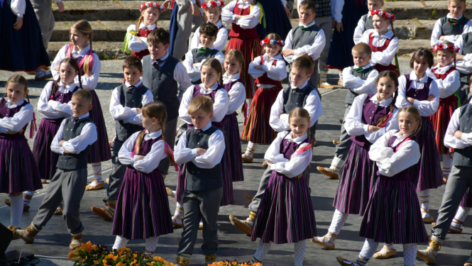 Dejo bērnu deju kolektīvi